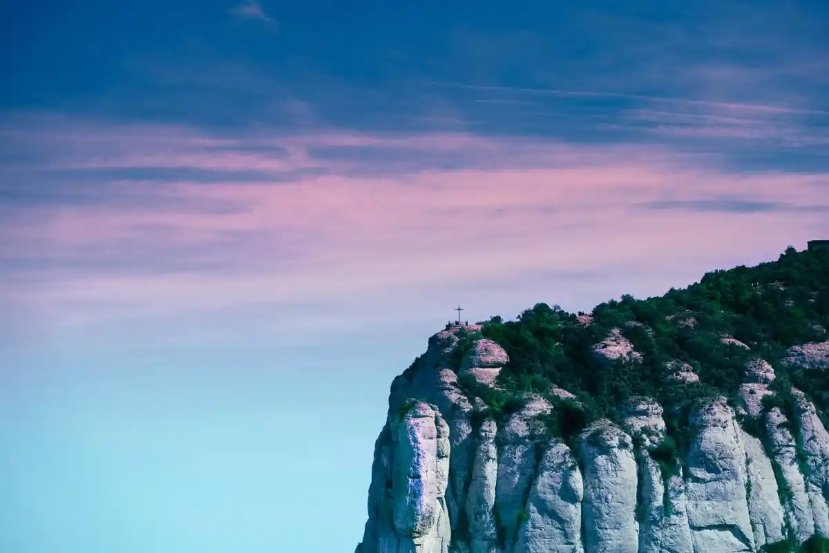 泰山是中国山东省中部的一座山峰,被誉为"五岳之首",是中国文化的重要