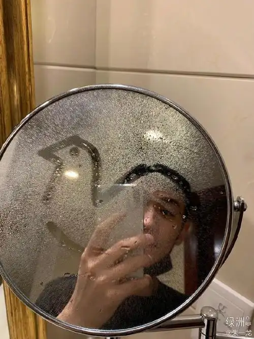 朱一龙绿洲发半脸对镜自拍图 调皮在镜子上画小鸡