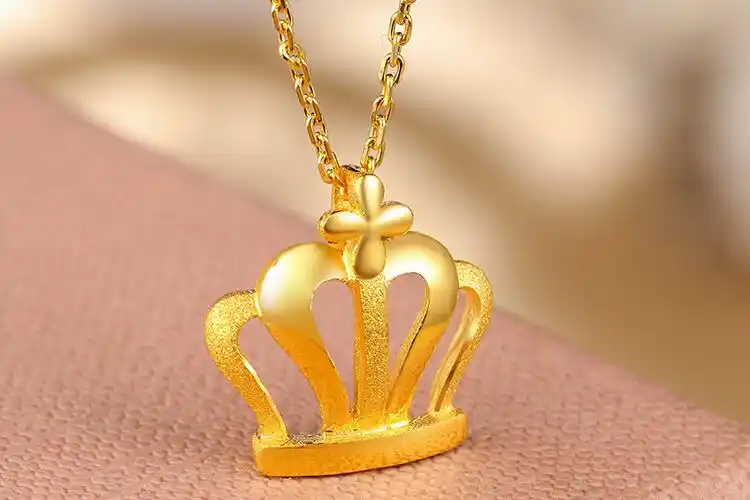 周六福珠宝黄金皇冠女款吊坠_珠宝图片