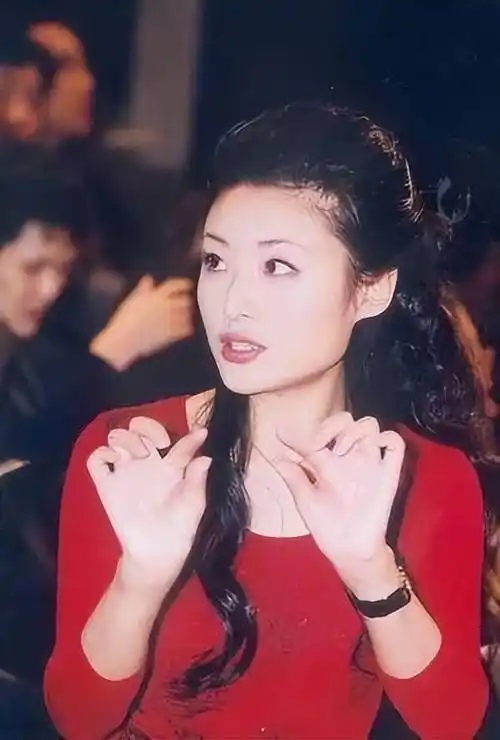 在48岁的时候,周涛突然感觉,自己不年轻了,作为女人来说,她的职业生涯