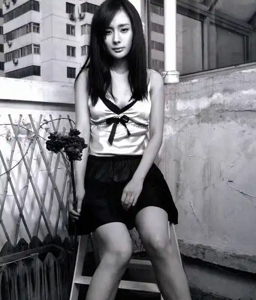 十几年后,杨幂在《男人装》的拍照姿势倒是被刘诗诗借鉴了,连面部表情