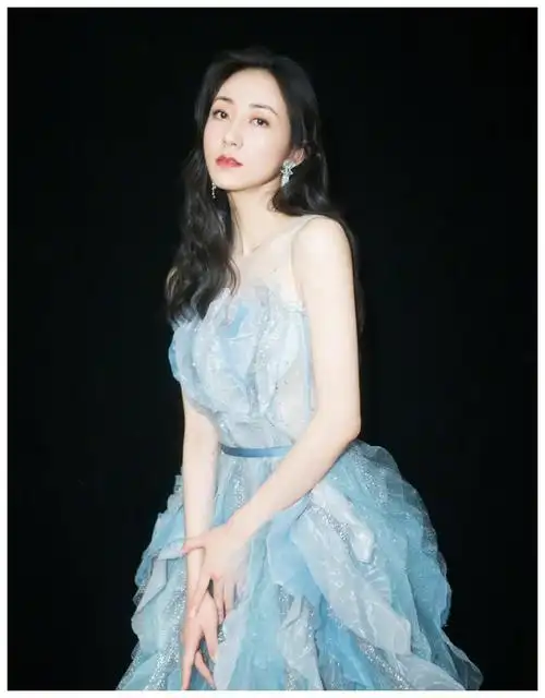 韩雪:一袭清新的蓝色露肩连衣裙,犹如天使
