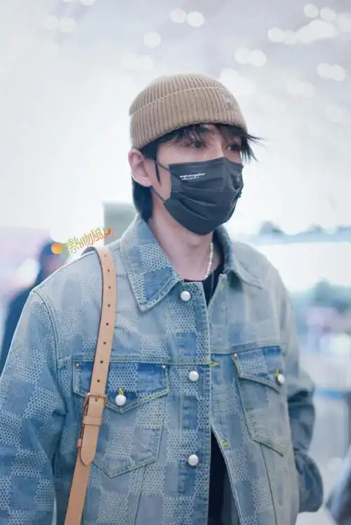 明星时尚#@朱一龙身穿lv现身北京机场,出发前往巴黎男装周!