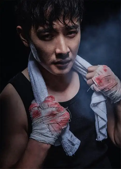 普通黑背心,手缠染血绷带,脸上及身上布满血迹和汗水,显得男人味十足