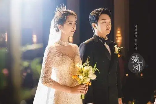 韩国女星裴涩琪婚礼现场曝光 与小2岁老公拥吻甜蜜梦幻