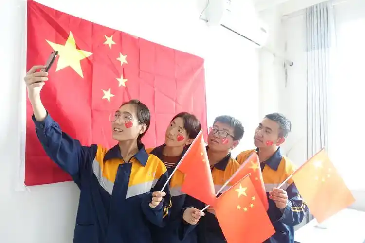 我与国旗同框|向祖国送祝福