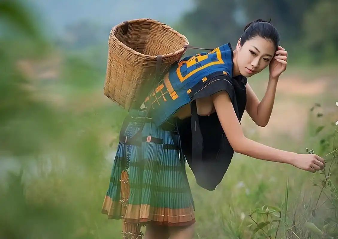 不穿内衣成了当地风俗,中国一开放寨子,侧面看身材尽收眼底!