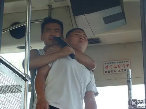 一名劫匪为情所困,产生极端念头,在公交车上持刀绑架人质(青琪 摄)