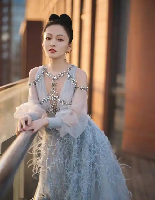 当歌手张韶涵在舞台上穿上丝袜时,朋友们说:歌也好听,人也好看