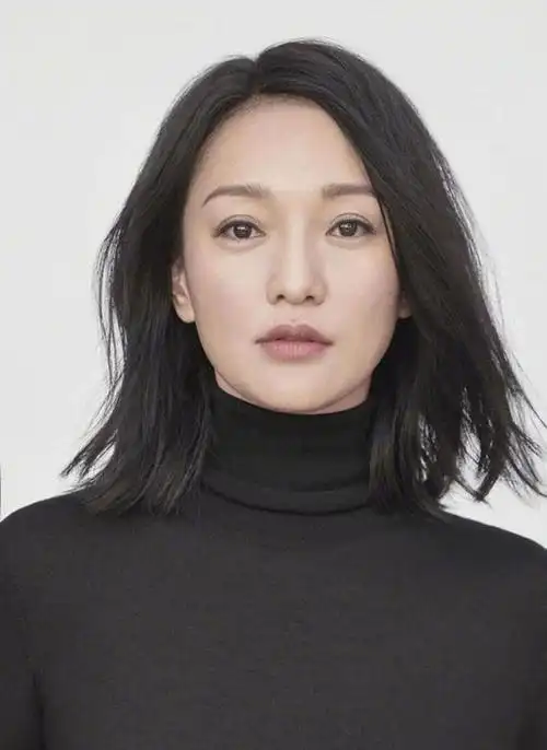 47岁周迅演屠呦呦太传神剪短发戴眼镜和她神似网友演技真好