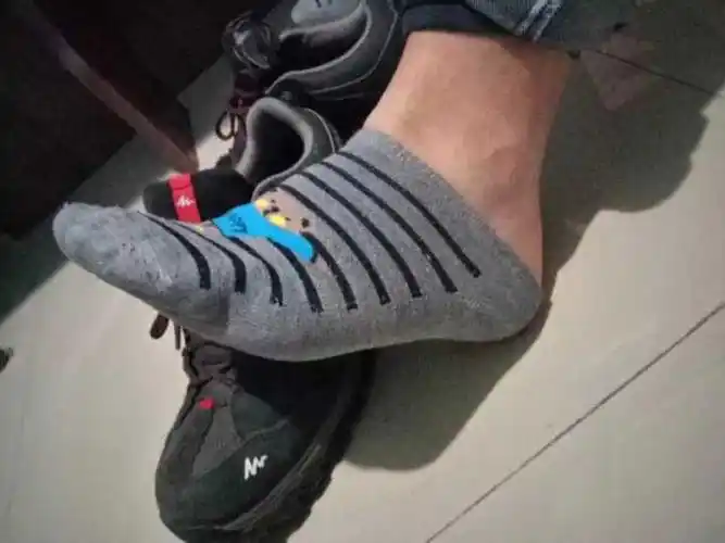 所以每次早上,需要我把他的臭袜子从鞋里拿出来,再把干净的放进去