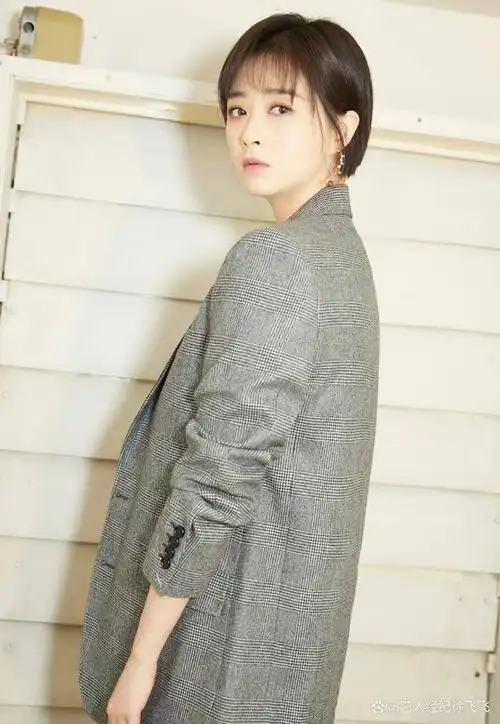 蒋欣,1983年5月8日出生于新疆维吾尔自治区乌鲁木齐市,祖籍湖南益阳