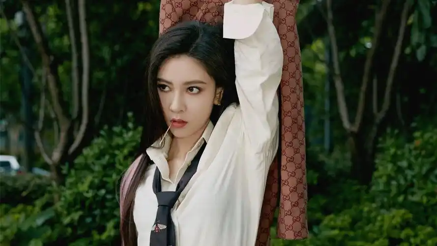 宋妍霏复古率性写真图片桌面壁纸