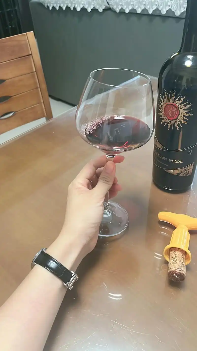 秋天的第一杯红酒#微醺时刻 #生活仪式感 #小酒解心宽 #往 - 抖音