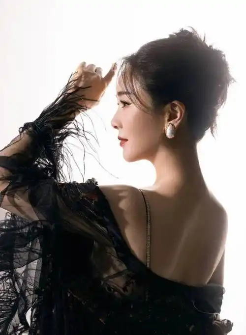 左小青的发型端庄又时尚,穿孔童装性感迷人_整体_形象_盛典