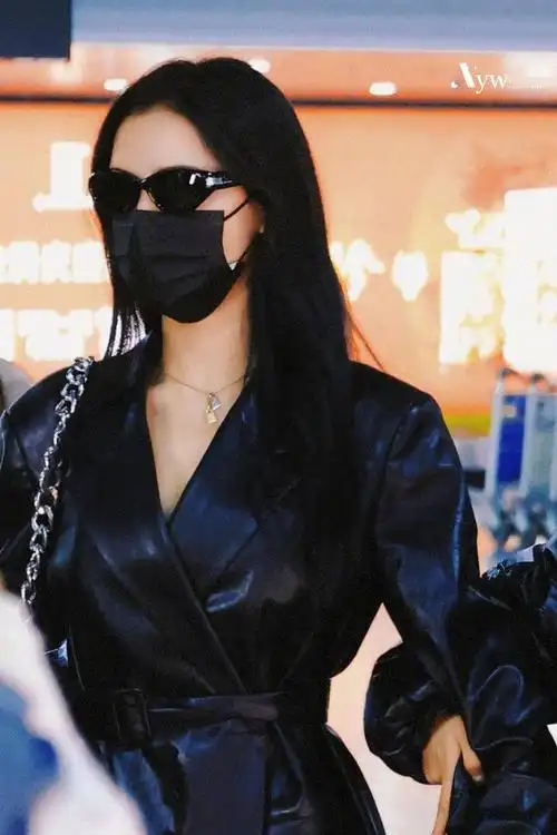 张予曦抵达长沙机场路透和粉丝比心合影状态很好啊