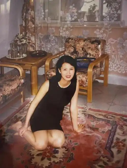 90年代,漂亮姐姐年轻时容貌靓丽打扮时髦,和当年明星比毫不逊色