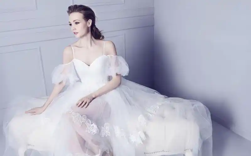 欧美美女模特玉兰花婚纱礼服图片高清壁纸