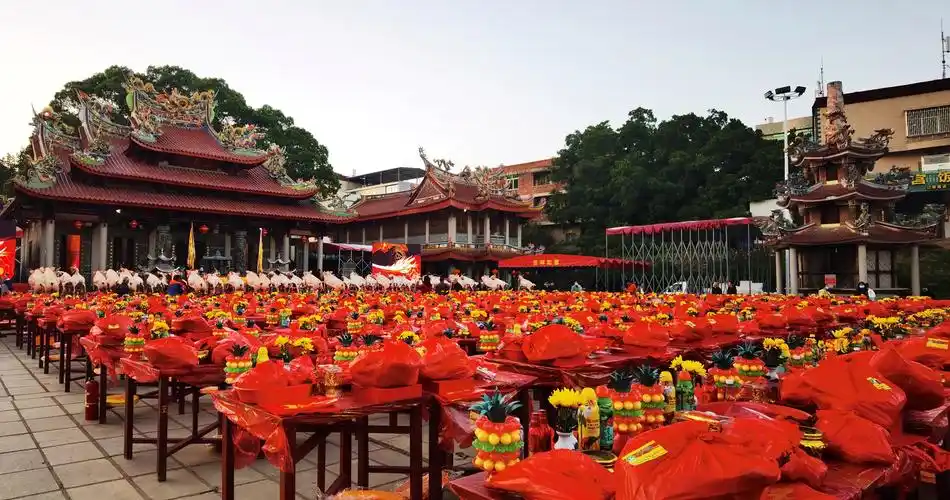 漳州天宝玉尊宫千人拜天公场面壮观