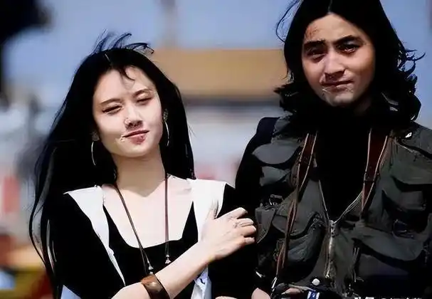 当时杨丽萍已经44岁了,她的老公还有家里的产业得有人继承,而杨丽萍也