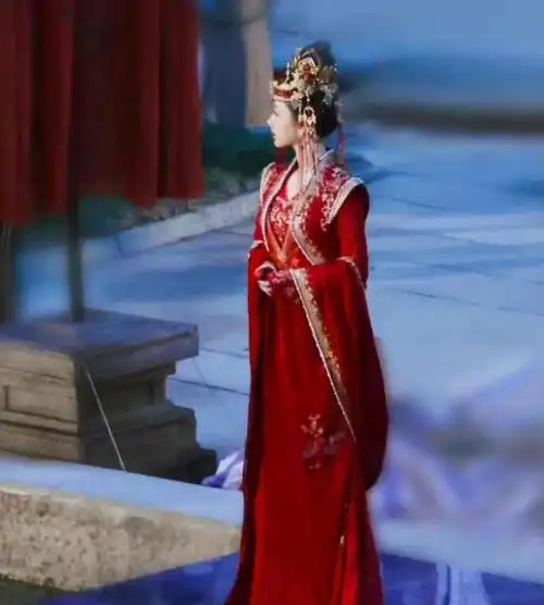 从曝光的路透照可以看到,当天杨紫身穿一身红色嫁衣,胸前的v领设计