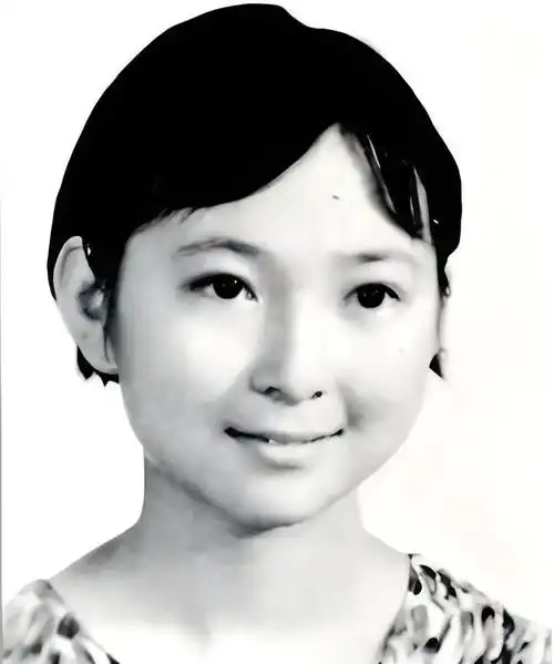 台湾老艺人方芳,多张童年照曝光,看到她妈妈,才知家教有多重要