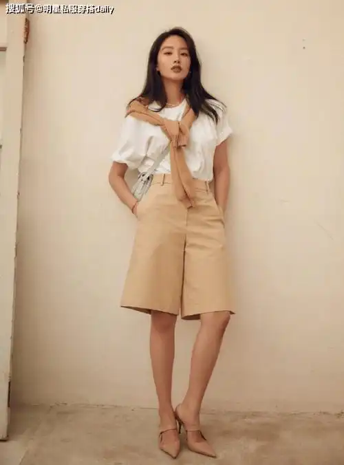 能够为整个造型浪漫情怀,二米白色的披肩随意的搭配,手拿鲜花的杨采钰