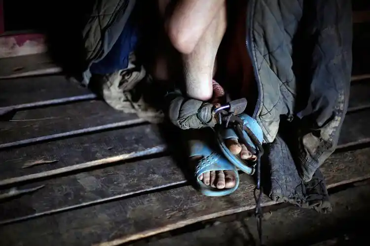 帅气男人经历情劫后发疯痴狂被父母用铁链锁住近18年