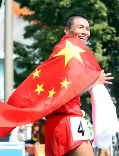 图文男子50公里竞走中国摘金揽银身披国旗庆祝