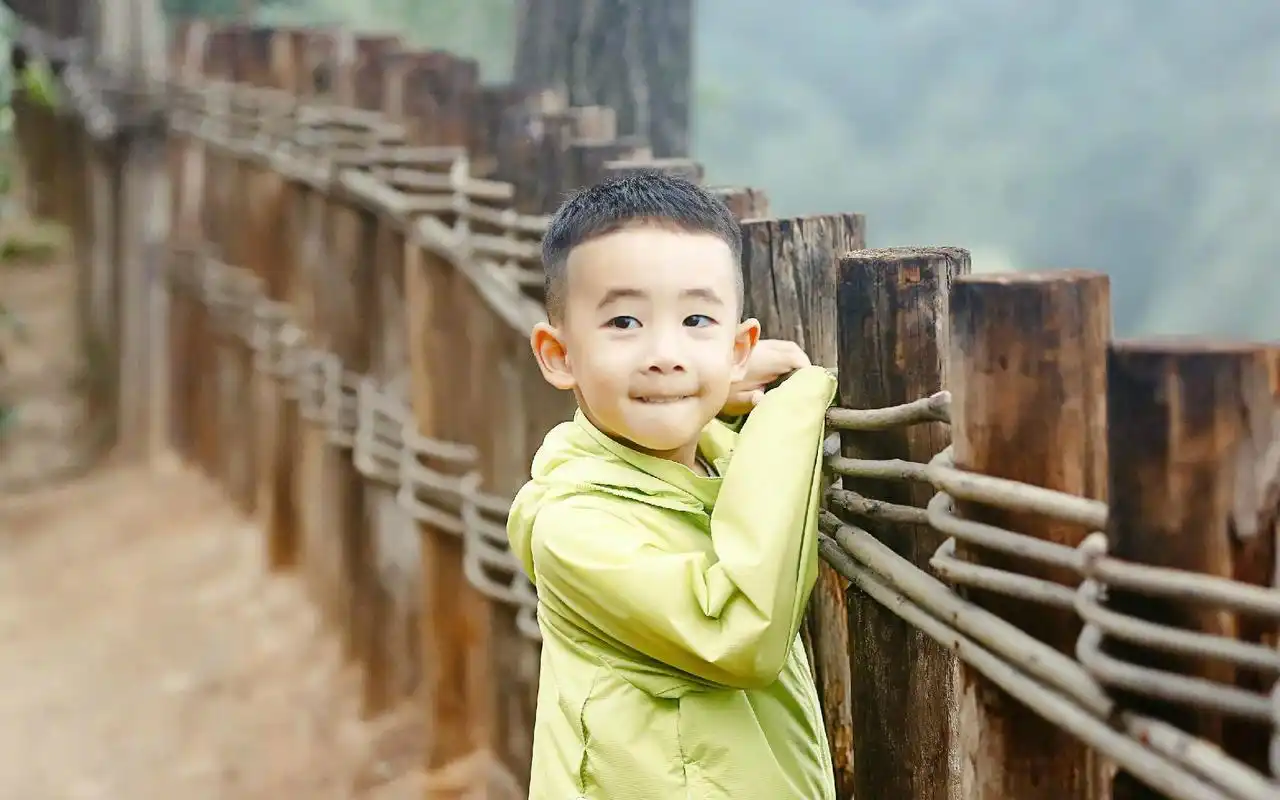 陈小春晒儿子毕业照,jasper一脸呆萌萌翻了!