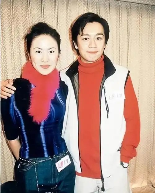 香港男星负面缠身不介意被称贱男,期待重返tvb:我一直在等电话|叶璇