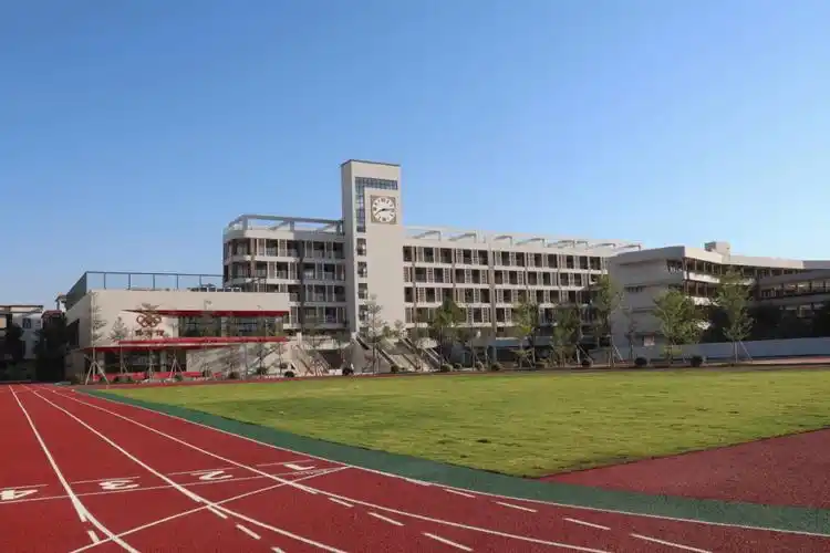 教学楼通过一体化超宽风雨连廊重视打造空间共享与交流的现代化校园