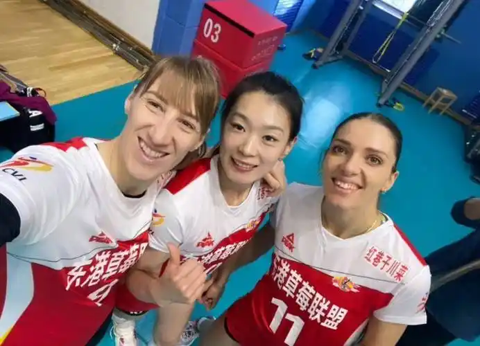 中国女排奥运冠军们成助教,颜妮等功勋球员亮相赛场_杨方旭_刘晓彤
