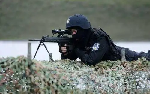 这位狙击手的衣着和大家印象中的特警狙击手完全不一样,一身短袖大