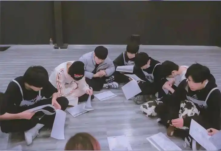 时代少年团背景图