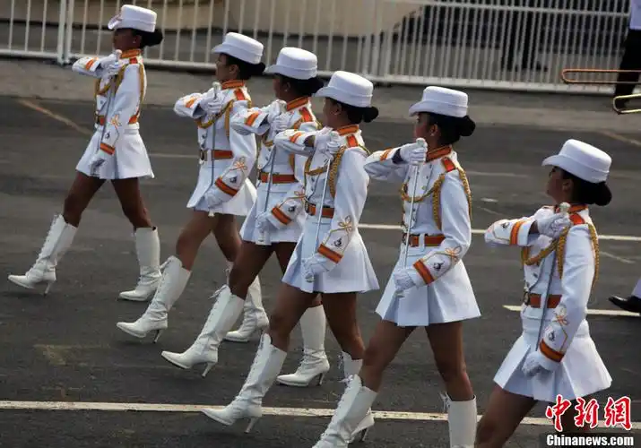 图为参加庆典游行的菲律宾武装部队女兵.