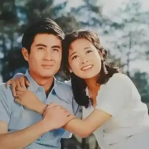 张瑜和郭凯敏在1980年合作拍摄了电影《庐山恋》,该片迅速风靡全国