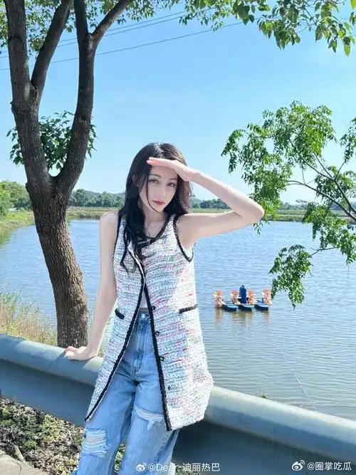 迪丽热巴清爽随拍##迪丽热巴发九宫格plog