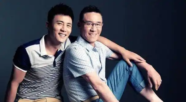 让父子二人的关系陷入冰点的是一次杜淳去一个飞行员邻居家玩耍,看到