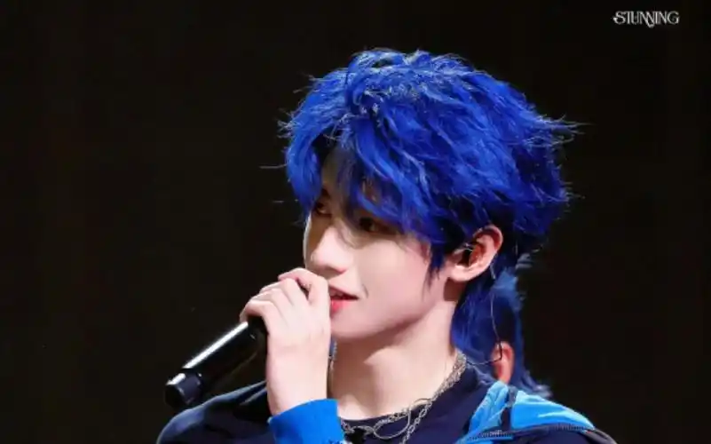 大家能投稿一下朱志鑫蓝色头发的照片吗?