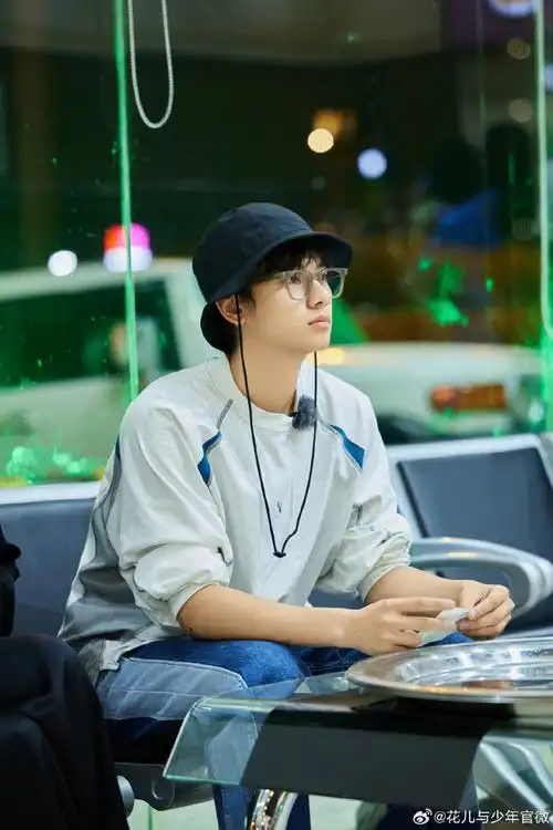 【#花儿与少年#游学剧照】有一种冷静,是@演员胡先煦的"this is北京!
