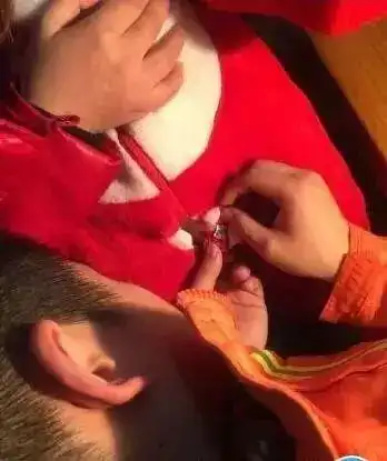 男童小鸡鸡被夹哭的撕心裂肺又是这东西惹祸