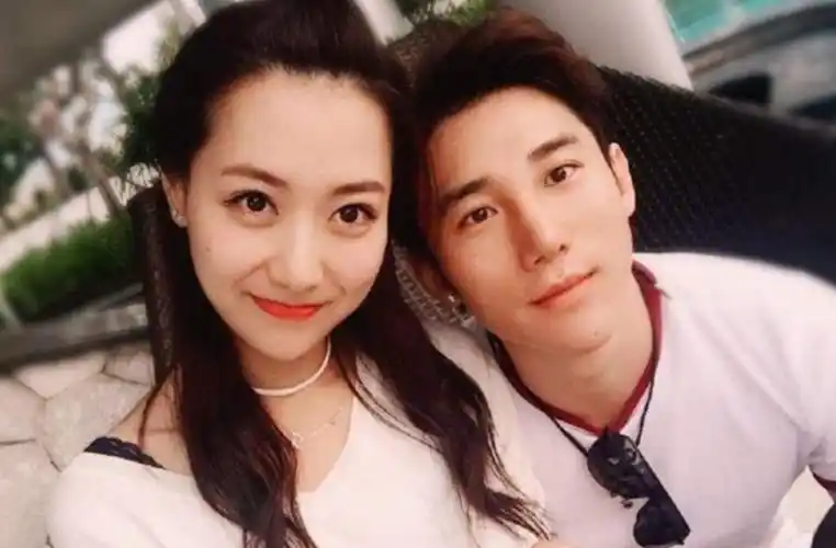 当年白冰这条公布恋情的微博激起了不小的动静,而且当时的他们不仅是