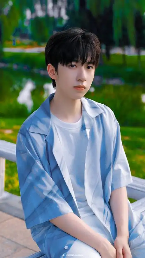 贺峻霖初秋草地六宫格