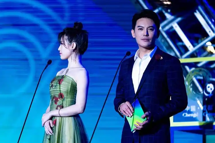 其中,青年演员崔鹏作为嘉宾,在闭幕式"传承·青春是一条路"环节,为