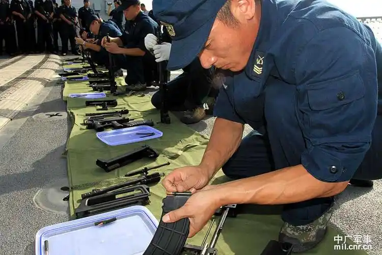 射击前,官兵们进行枪械的分解,结合.记者邓曦光 摄