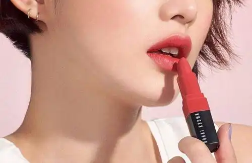 经常涂"劣质口红"的女生,嘴唇出现这3个现象,真要当心了!