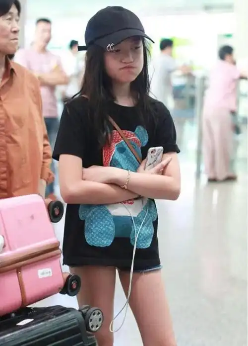 王菲晒亲吻照为女儿庆生!18岁李嫣模样大变,漂亮太多认不出!