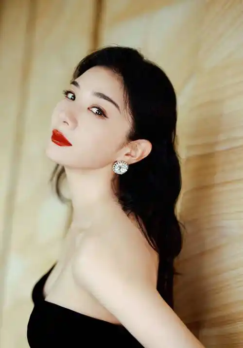 黄奕黑色抹胸装性感香肩写真,大秀事业线,网友:黄奕真敢穿!