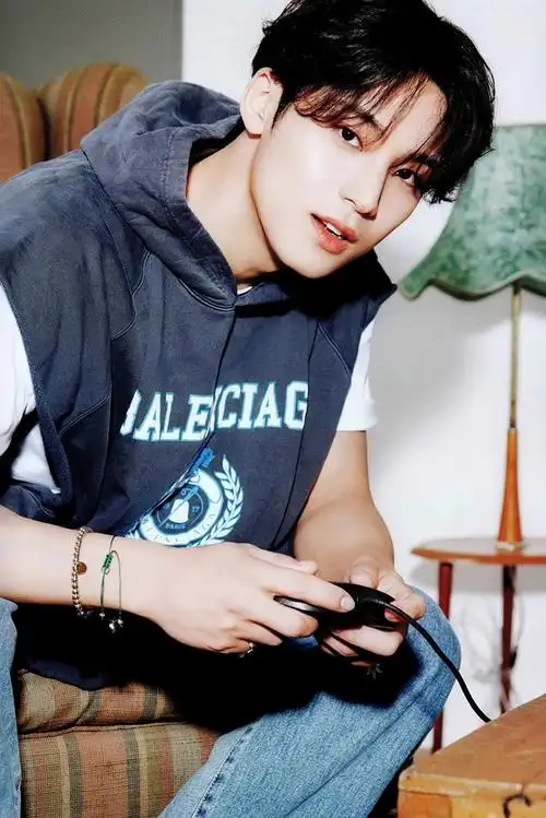 把金珉奎好看的照片砸向我吧